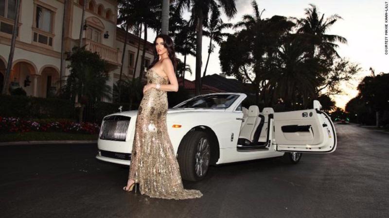 Maxie Kaan-Lilly, người mẫu v&agrave; đại l&yacute; bất động sản 30 tuổi ở Boca Raton, Florida, b&ecirc;n chiếc Rolls-Royce Dawn của m&igrave;nh.