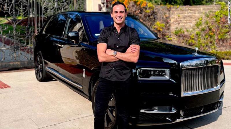 Fadi Zaya, một nh&agrave; tư vấn &ocirc; t&ocirc; hạng sang 36 tuổi đến từ Nam California, với chiếc SUV Rolls-Royce Cullinan của ri&ecirc;ng m&igrave;nh.