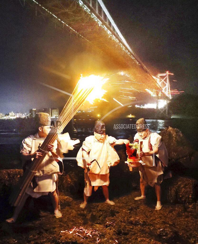 Nghi lễ cầu mong một vụ đ&aacute;nh bắt bội thu được tổ chức gần eo biển Kanmon ở th&agrave;nh phố Kitakyushu, tỉnh Fukuoka, Nhật Bản ng&agrave;y 1/2/2022 - Ảnh: AP