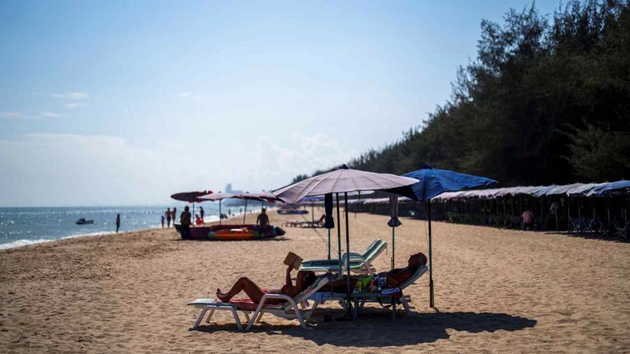 Du kh&aacute;ch tr&ecirc;n một b&atilde;i biển tại Cha-Am in Phetchaburi, Th&aacute;i Lan - Ảnh: Reuters