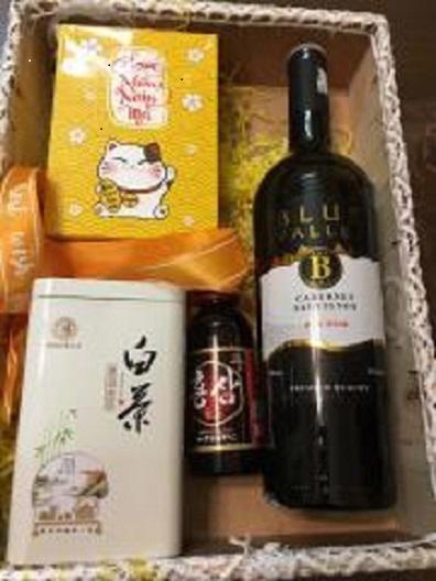 4 sản phẩm trong hộp qu&agrave; Tết "combo" đ&oacute;ng sẵn, gồm: "Rượu vang đỏ Blue Valley", hộp nho kh&ocirc;, hộp "Bạch Tr&agrave;" v&agrave; chai "Hồng s&acirc;m". Ảnh: NQU.