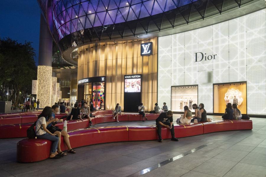 Một khu mua sắm ở Đại lộ Orchard, Singapore - Ảnh: Bloomberg.