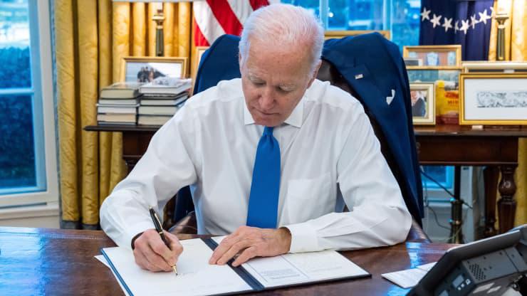 Tổng thống Mỹ Joe Biden k&yacute; sắc lệnh trừng phạt hai v&ugrave;ng ly khai của Ukraine l&agrave; Donetsk v&agrave; Luhansk ng&agrave;y 21/2 - Ảnh: Nh&agrave; Trắng/Reuters.