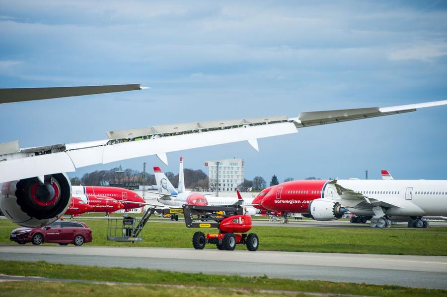 M&aacute;y bay của Norwegian Air Shuttle ASA hạ c&aacute;nh tại S&acirc;n bay Stavanger ở Na Uy v&agrave;o th&aacute;ng 4/2020 - Ảnh: Bloomberg