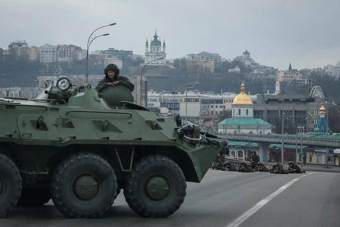 Ảnh chụp lực lượng&nbsp;Ukraine tại thủ đ&ocirc; Kiev ng&agrave;y 24/2 - Ảnh: Reuters