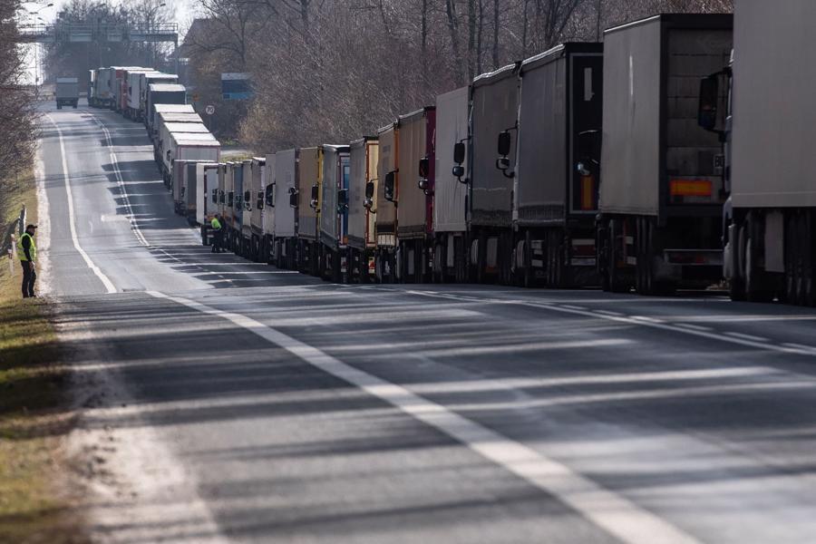 Xe tải từ Ukraine xếp h&agrave;ng đợi 6 giờ để đi qua bi&ecirc;n giới v&agrave;o Balan - Ảnh: Shutterstock