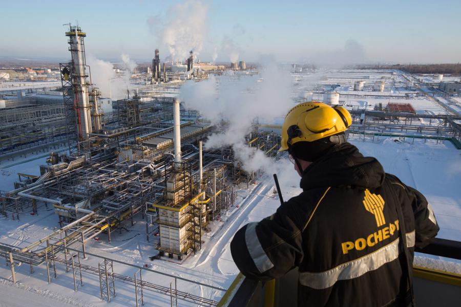 Một nh&agrave; m&aacute;y lọc dầu ở Nga do Rosneft vận h&agrave;nh - Ảnh: Bloomberg.