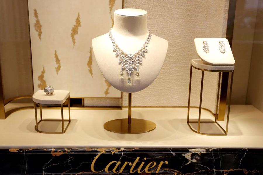 Đồ trang sức cao cấp được trưng b&agrave;y tại một cửa h&agrave;ng Cartier tr&ecirc;n Place Vendome ở Paris, Ph&aacute;p. Ảnh: Reuters.