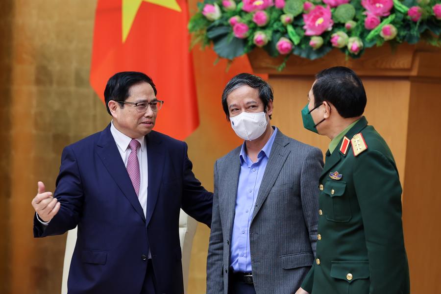 Thủ tướng Phạm Minh Ch&iacute;nh trao đổi với l&atilde;nh đạo c&aacute;c bộ, ng&agrave;nh về x&acirc;y dựng luật - Ảnh VGP