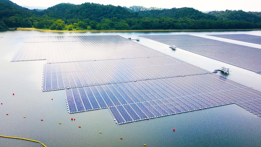 Trang trại năng lượng mặt trời nổi Sembcorp Tengeh tr&ecirc;n Hồ chứa nước Tengeh.