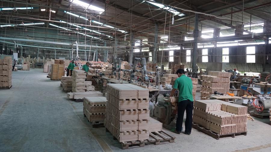 Mỗi năm, Việt Nam nhập khẩu khoảng 5 - 6 triệu m3&nbsp;gỗ tr&ograve;n v&agrave; gỗ xẻ để chế biến c&aacute;c sản phẩm nội thất.