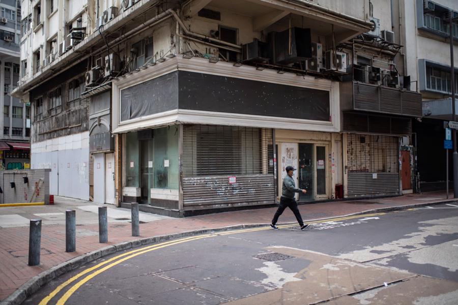 Ảnh chụp ngày 24/2 cho thấy hàn loạt cửa hàng tại Hồng Kông vẫn đóng cửa. Thành phố này là điểm đến số 1 của khách Trung Quốc năm 2018 - Ảnh: Bloomberg