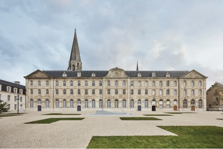 Một trong hai xưởng chế t&aacute;c mới của Louis Vuitton đặt tại t&ograve;a nh&agrave; Abbaye từ thế kỷ 11&nbsp;ở thị trấn Vendome.