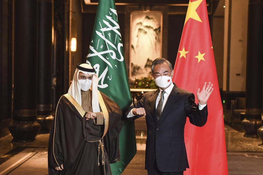 Bộ trưởng Ngoại giao Saudi Arabia Faisal bin Farhan gặp Bộ trưởng Ngoại giao Trung Quốc Vương Nghị tại Trung Quốc v&agrave;o th&aacute;ng 1 năm nay - Ảnh: AP