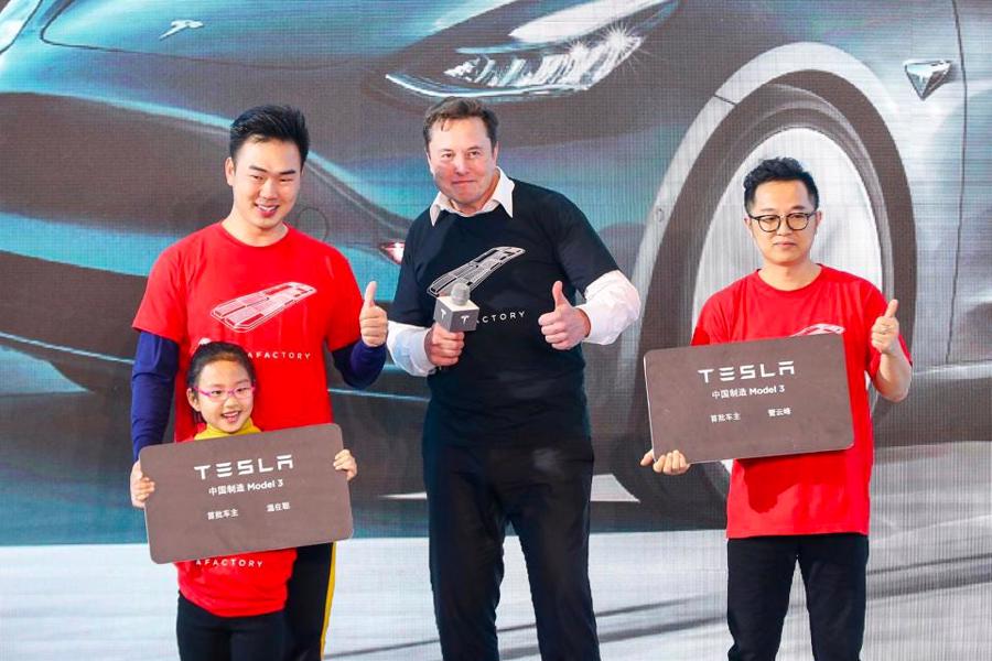 Musk chụp ảnh với c&aacute;c kh&aacute;ch h&agrave;ng mua xe Model 3 tại một sự kiện ở Thượng Hải v&agrave;o đầu năm 2020 - Ảnh: AFP