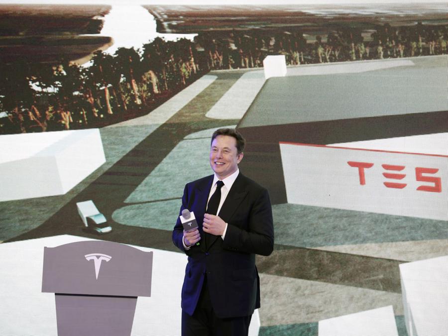 &Ocirc;ng Musk, CEO Tesla, ph&aacute;t biểu tại nh&agrave; m&aacute;y của Tesla ở Thượng Hải năm 2020 - Ảnh: Bloomberg
