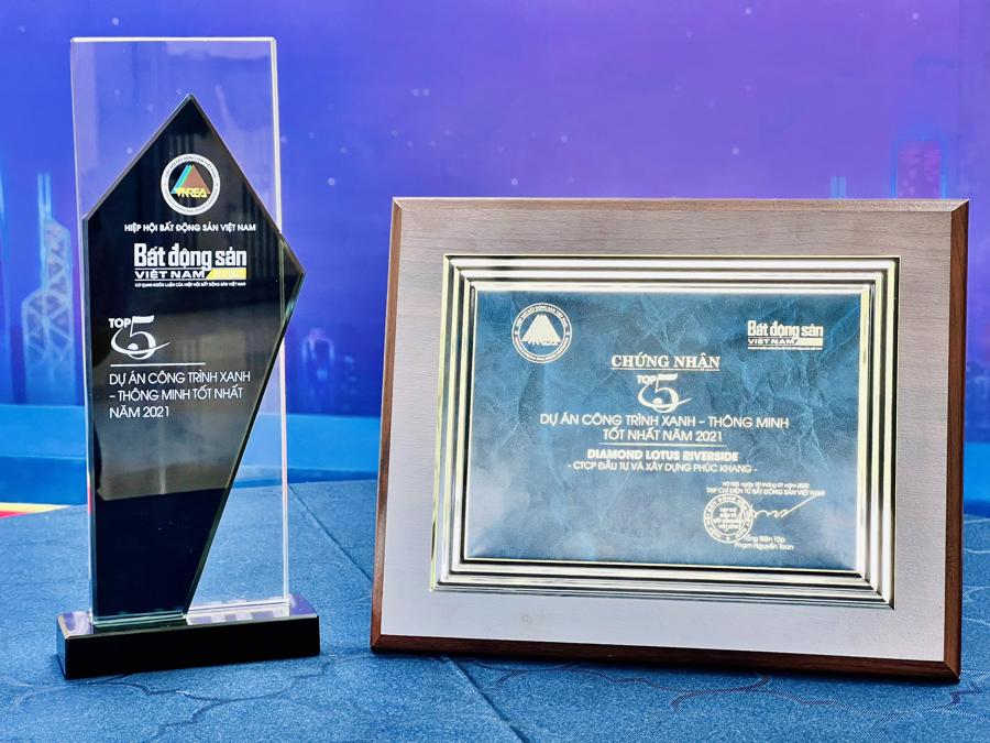 The Trophy and Certificate for Top 5 best smart green constructions in 2021 presented to the Phuc Khang Corporation's Diamond Lotus Riverside project.