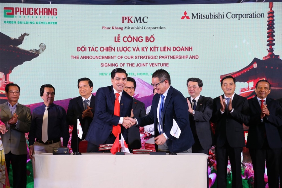 Mr. Tran Tam (in red tie) , Chairman of the Board of Directors of the Phuc Khang Corporation, at the signing ceremony for the joint venture with the Mitsubishi Corporation