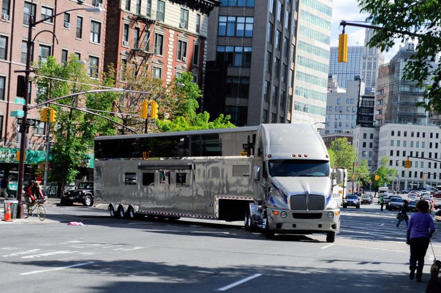 Chiếc mobihome của Will Smith khi đang chạy tr&ecirc;n đường phố New York.