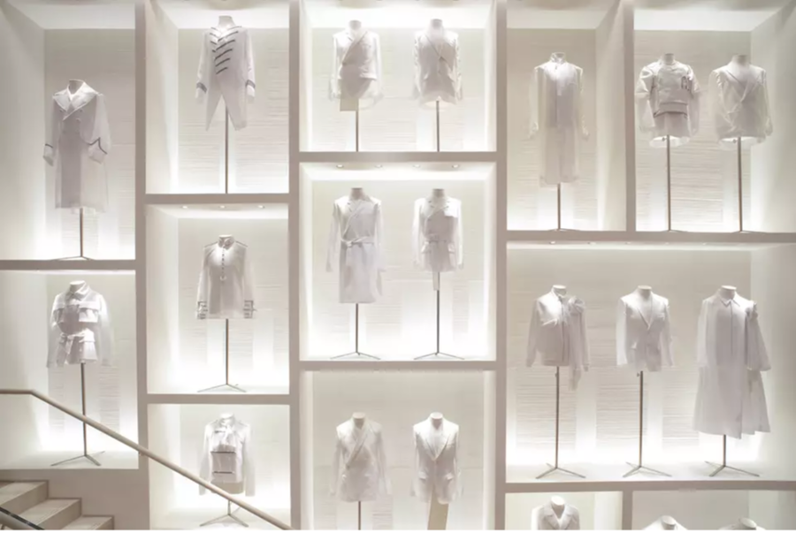 Có gì bên trong cửa hàng thời trang di sản được mệnh danh là “vũ trụ Dior”? - Ảnh 10