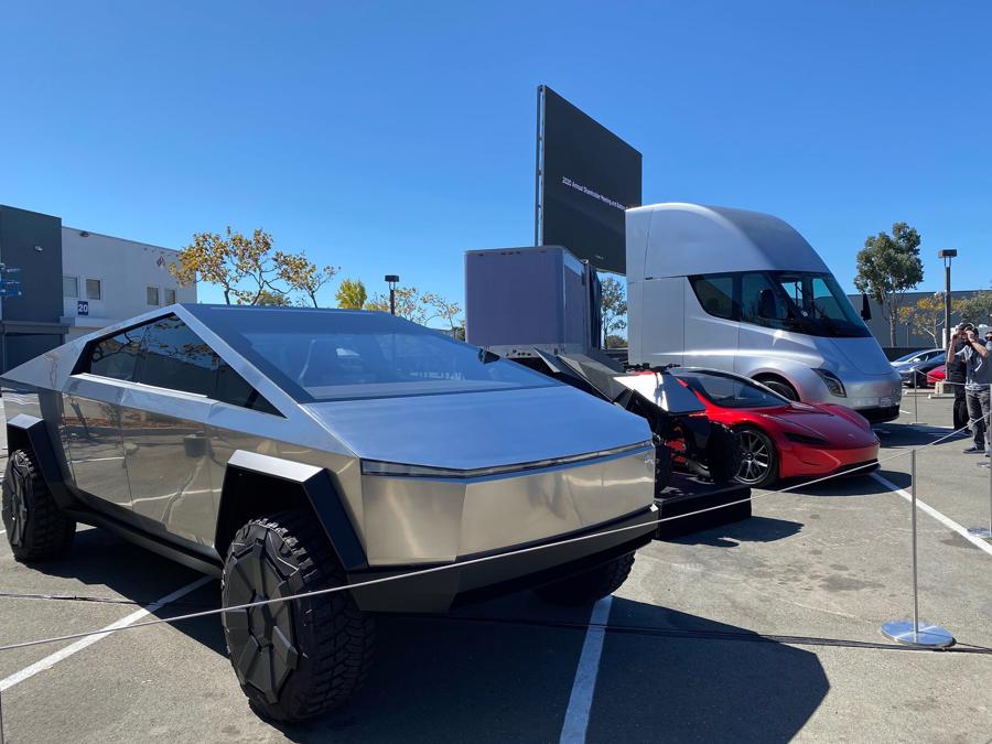 Elon Musk "chốt" thời gian sản xuất hàng loạt mẫu xe điện - Ảnh 1