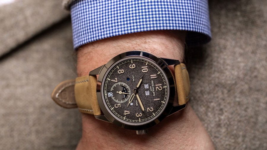 Patek Philippe 5326G-001 ch&iacute;nh l&agrave; chiếc đồng hồ đầu ti&ecirc;n sở hữu hai chức năng phức tạp tr&ecirc;n c&ugrave;ng một mặt hiển thị.