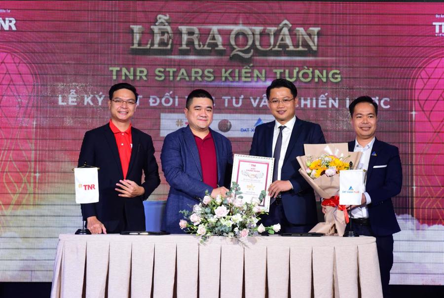 &Ocirc;ng Nguyễn Đăng Phương - Ph&oacute; Tổng gi&aacute;m đốc TNR Holdings Vietnam trao giấy chứng nhận Đối t&aacute;c tư vấn chiến lược cho đại diện đơn vị Đất Xanh Plus.