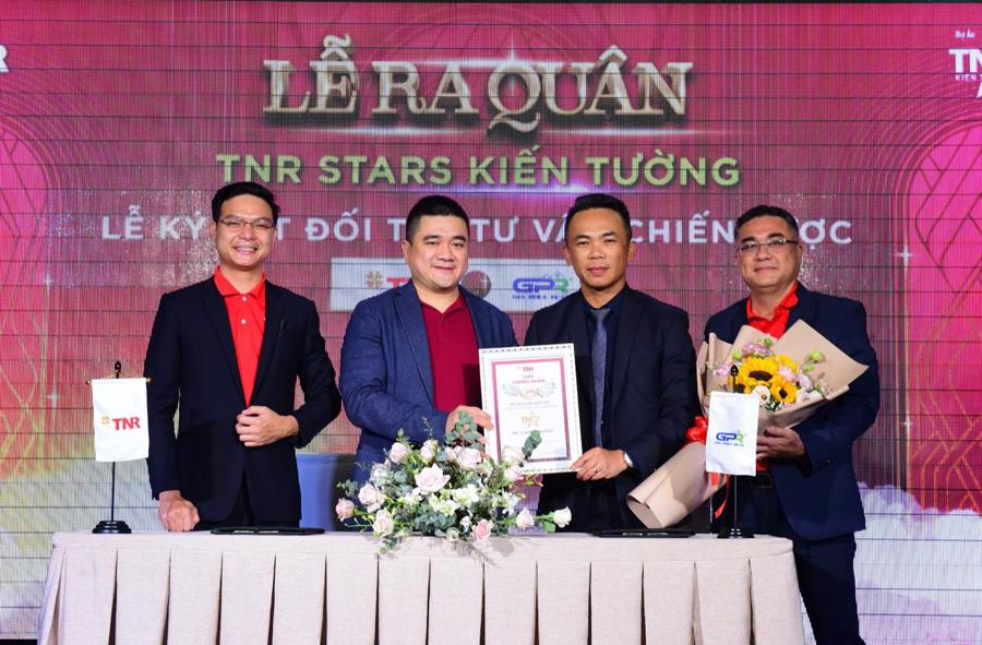 &Ocirc;ng Nguyễn Đăng Phương - Ph&oacute; Tổng gi&aacute;m đốc TNR Holdings Vietnam trao giấy chứng nhận Đối t&aacute;c tư vấn chiến lược cho đại diện đơn vị Gia Ph&uacute;c Real.