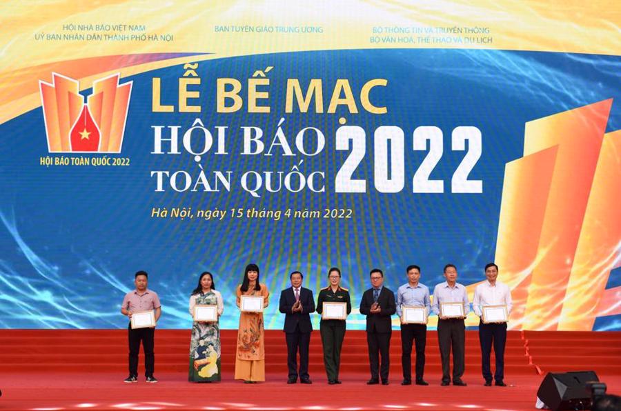 Đại diện Tạp ch&iacute; Kinh tế Việt Nam (ngo&agrave;i c&ugrave;ng từ tr&aacute;i sang) nhận giải B cho b&igrave;a b&aacute;o Tết ấn tượng tại Hội b&aacute;o to&agrave;n quốc 2022.