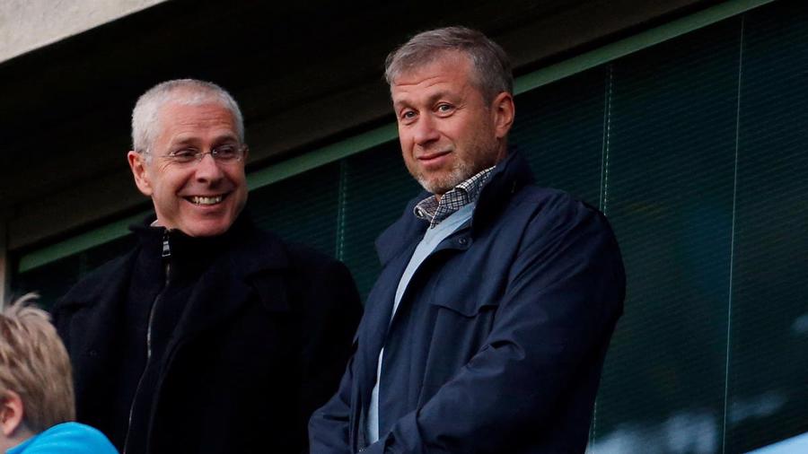 Tỷ ph&uacute;&nbsp;Roman Abramovich (phải) - chủ sở hữu Chelsea v&agrave; Eugene Tenenbaum (tr&aacute;i) - gi&aacute;m đốc c&acirc;u lạc bộ tại một trận đấu của Chelsea năm 2012 - Ảnh: Reuters