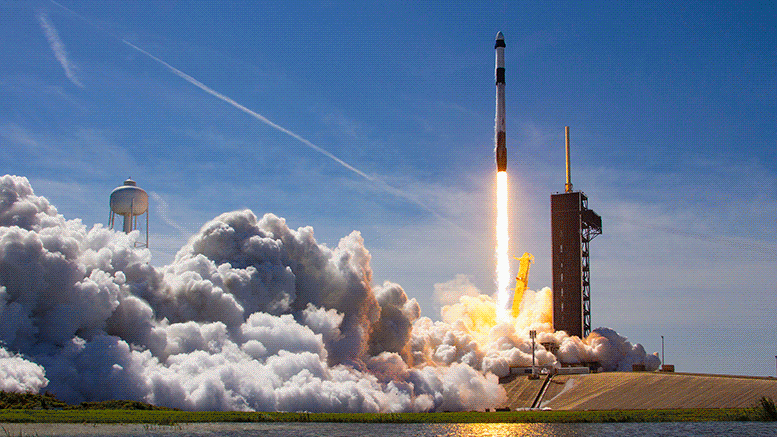 T&ecirc;n lửa SpaceX Falcon 9 mang theo phi thuyền Crew Dragon được ph&oacute;ng l&ecirc;n trạm vũ trụ trong&nbsp;sứ mệnh Ax-1 .