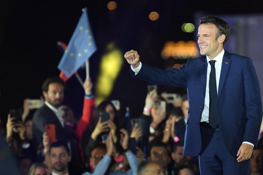 Ngành thời trang xa xỉ Pháp vui mừng khi ông Macron tái đắc cử - Ảnh 1