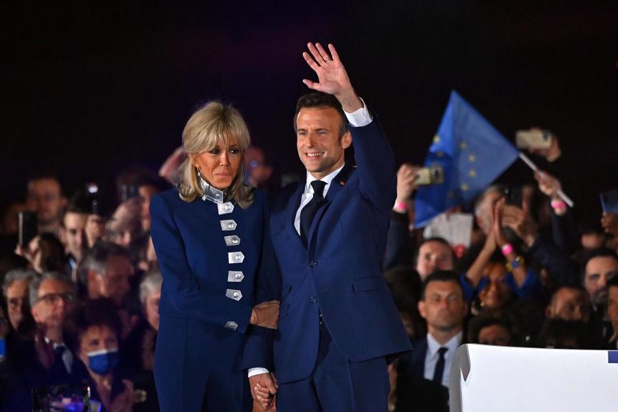 Trang phục của tổng thống&nbsp;Emmanuel Macron c&ugrave;ng vợ khi ăn mừng chiến thắng dưới&nbsp;ch&acirc;n th&aacute;p Eiffel.