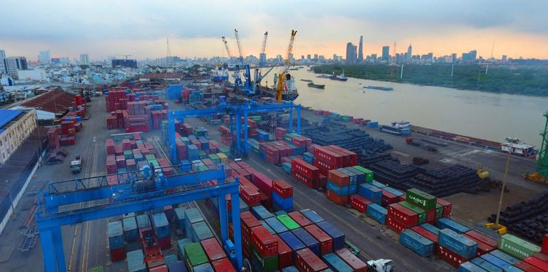 Cảng T&acirc;n Thuận hằng năm tiếp nhận v&agrave; th&ocirc;ng quan h&agrave;ng triệu tấn h&agrave;ng h&oacute;a.