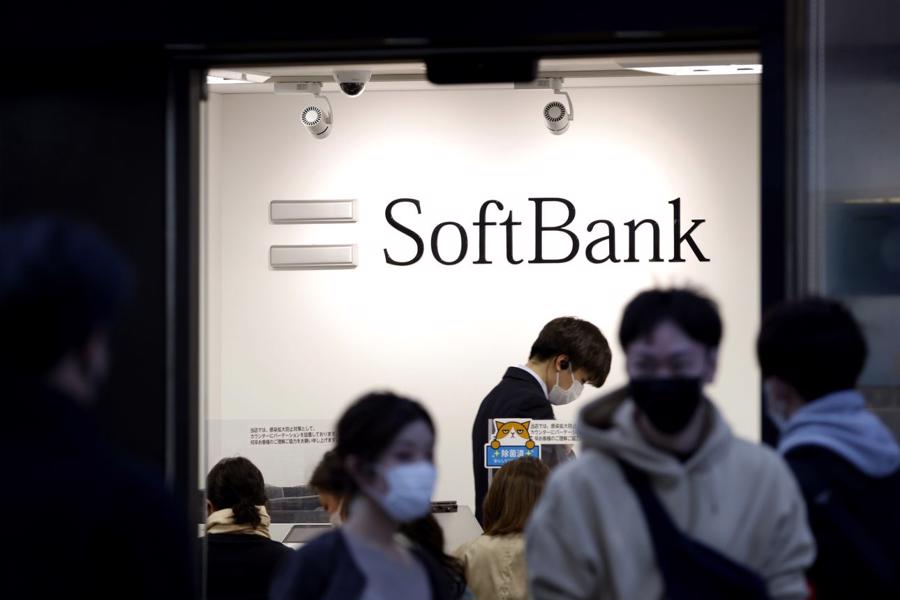 SoftBank nổi tiếng với quỹ đầu tư 100 tỷ USD Vision Fund - Ảnh: Bloomberg