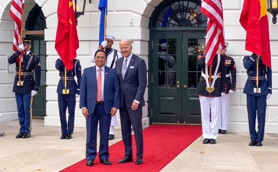 Tổng thống Joe Biden v&agrave; Thủ tướng Phạm Minh Ch&iacute;nh lại buổi lễ - Ảnh: VGP