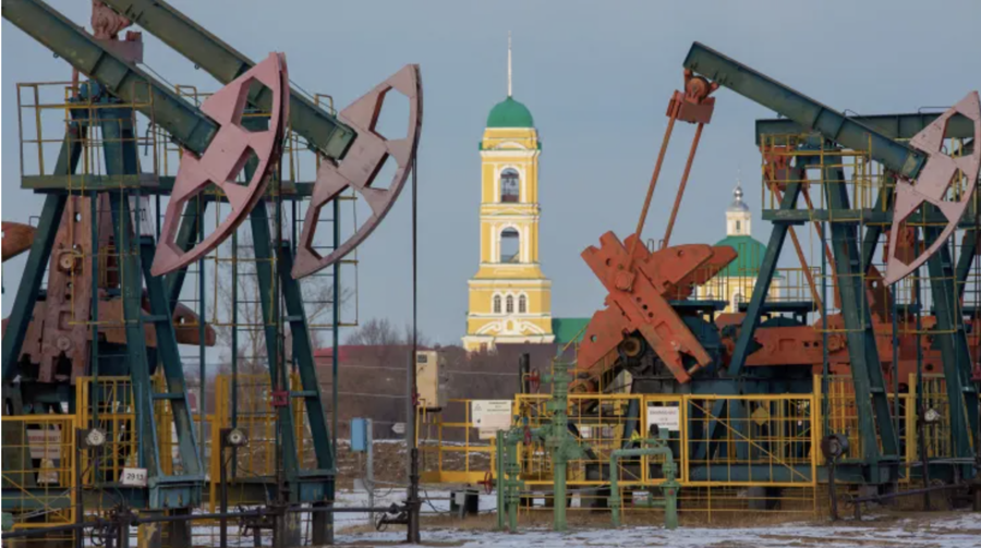 Một mỏ dầu ở Neftekamsk, Nga, th&aacute;ng 11/2020 - Ảnh: Bloomberg/Getty.