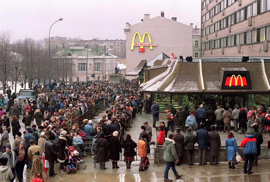 H&igrave;nh ảnh nh&agrave; h&agrave;ng&nbsp;McDonald's đầu ti&ecirc;n tại&nbsp;Moscow trong ng&agrave;y đầu khai trương hồi năm 1990.