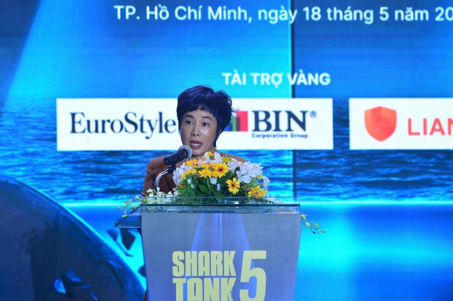 B&agrave; Nguyễn Minh Hồi ph&aacute;t biểu tại sự kiện khởi động Shark Tank m&ugrave;a 5.