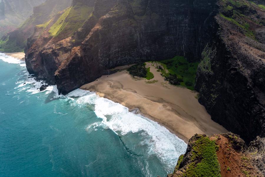 B&atilde;i biển Pila&rsquo;a nằm b&ecirc;n dưới sườn đồi v&agrave; v&ugrave;ng đất thuộc sở hữu của Zuckerberg ở bờ biển ph&iacute;a bắc Kauai - Ảnh: Unsplash
