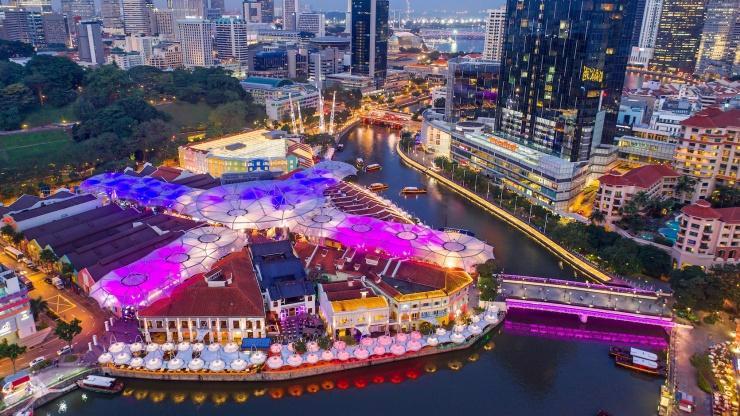 H&igrave;nh ảnh khu Clarke Quay rực rỡ về đ&ecirc;m (Nguồn ảnh: Visit Singapore).