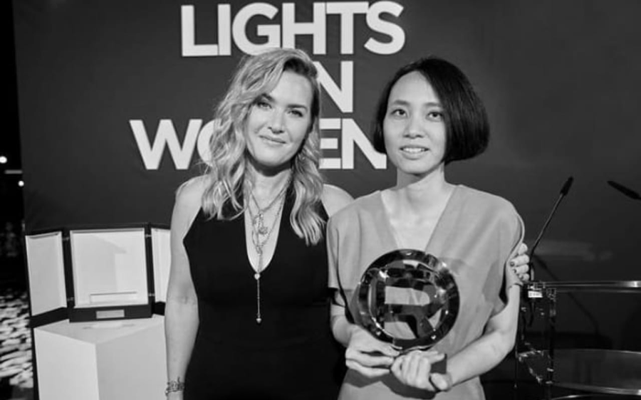 Minh tinh Kate Winslet trao giải thưởng trị gi&aacute; 30.000 euro cho Mai Vũ.