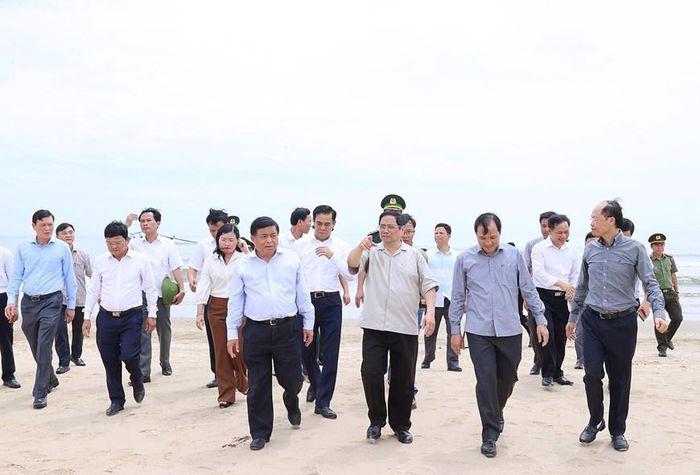 Thủ tướng Phạm Minh Ch&iacute;nh khảo s&aacute;t khu vực b&atilde;i biển Thạch H&agrave;. Ảnh: TTXVN