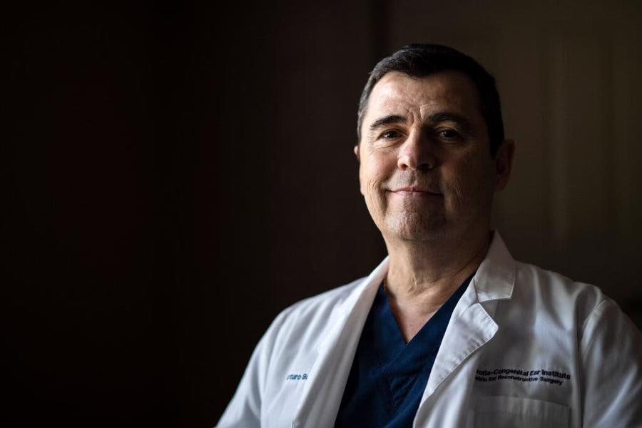 Tiến sĩ Arturo Bonilla, một b&aacute;c sĩ phẫu thuật t&aacute;i tạo tai cho trẻ em ở San Antonio
