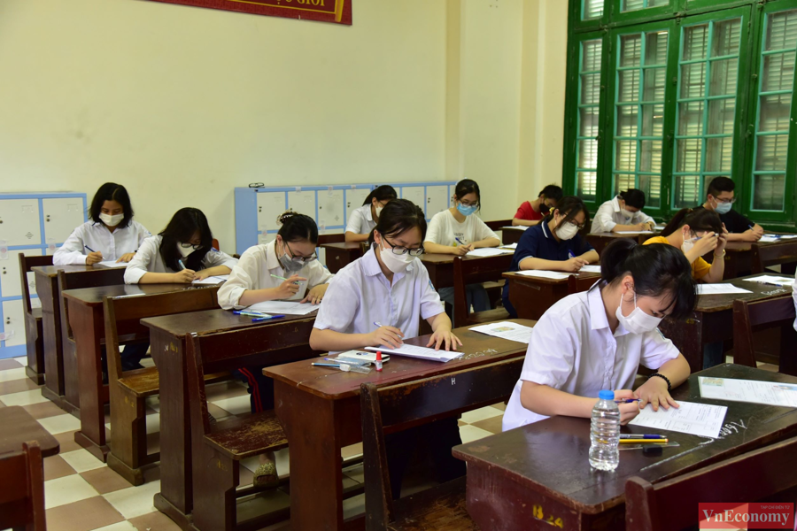 Tại điểm thi trường PTTH Chu Văn An, c&aacute;c em học sinh đ&atilde; nhận đề thi v&agrave; bắt đầu l&agrave;m b&agrave;i thi m&ocirc;n Ngữ Văn.