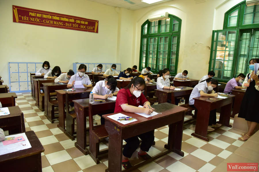 Sáng nay, 107.000 học sinh Hà Nội tham dự kỳ thi vào lớp 10 - Ảnh 7