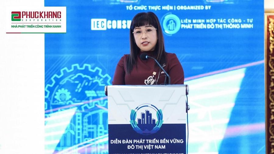 Ms. Luu Thi Thanh Mau, CEO of the Phuc Khang Corporation, speaks at the Vietnam Sustainable Urban Development Forum 2022.