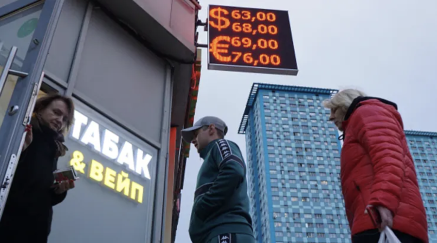 Một điểm thu đổi ngoại tệ ở Moscow h&ocirc;m 25/5 - Ảnh: Getty/CNBC.