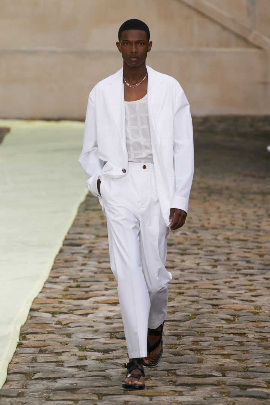 BST Hermès Xuân - Hè 2023: Trang phục nam dưới mắt nhìn của nhà thiết kế nữ - Ảnh 18