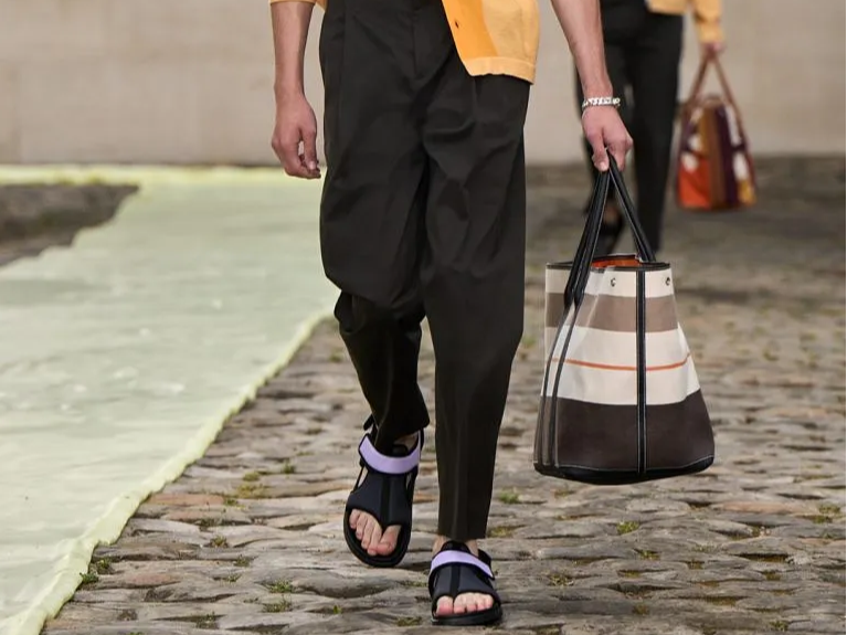 BST Hermès Xuân - Hè 2023: Trang phục nam dưới mắt nhìn của nhà thiết kế nữ - Ảnh 19